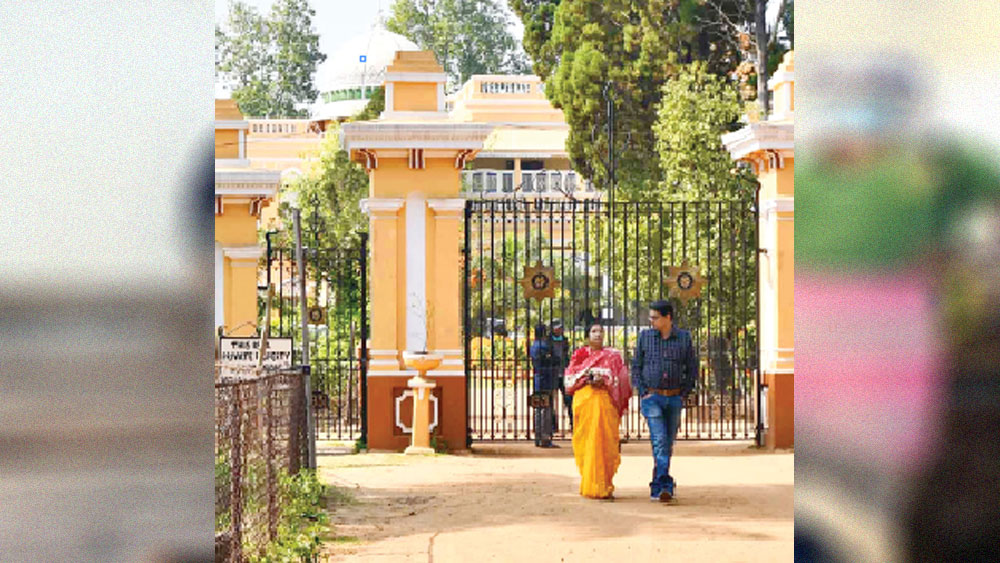 রাজবাড়িতে ঢুকতে না পেরে হতাশ হয়ে ফিরে যাচ্ছেন পর্যটকেরা। নিজস্ব চিত্র।