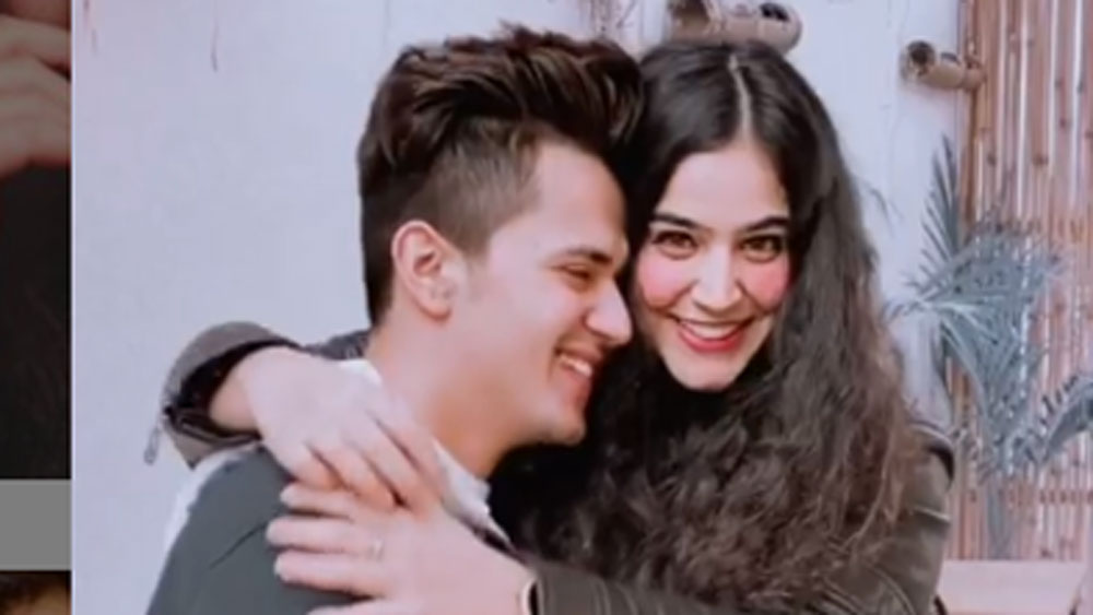 তবে সমাজমাধ্যমে প্রেমিক জুনেদ মালিকের সঙ্গে তাঁকে মাঝেমধ্যেই দেখা যায়। জুনেদের সঙ্গেও প্রচুর ভিডিয়ো শ্যুট করেন তিনি।