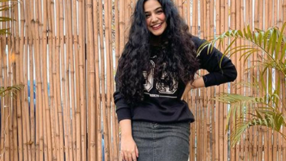 বসুন্ধরার জন্ম ২০০০ সালের ২০ মে জম্মু-কাশ্মীরে। জম্মু-কাশ্মীরের স্কুল থেকেই তিনি পড়াশোনা করেছেন।