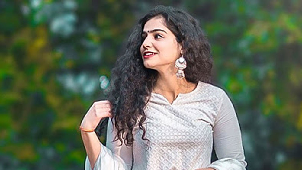 বসুন্ধরা মূলত একজন টিকটক তারকা। সমাজমাধ্যমের পাতায় তাঁর নিত্য আনাগোনা। তাঁর নাচ-গানে মজে থাকেন নেটাগরিকরা।