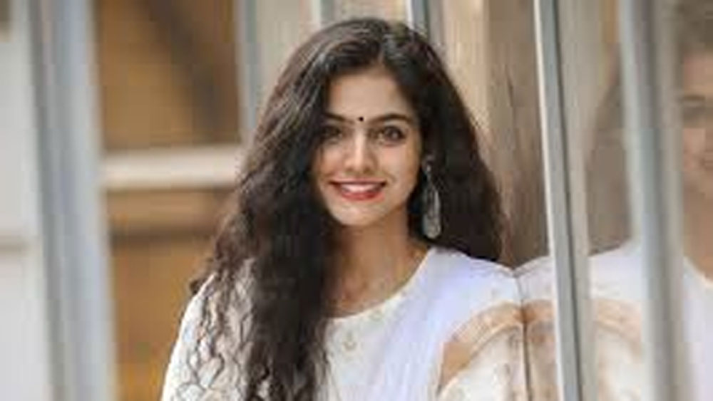 বসুন্ধরা পাণ্ডিতা। বয়স মাত্র ২০। সিনেমার পর্দায় তাঁকে দেখা যায় না। কিন্তু পর্দার বাইরে থেকেই তিনি সমানে টক্কর দিচ্ছেন বলি তারকাদের।