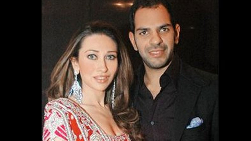 বিষয়টি একেবারেই মানতে পারেননি করিশ্মা। তাই ৬ মাসের মধ্যেই সঞ্জয় কপূরকে বিয়ে করে নেন করিশ্মা। তবে তাঁদের বিবাহিত জীবন খুব সুখের ছিল না। বিয়ের কয়েক বছরের মধ্যেই তাঁরা আলাদা থাকতে শুরু করেন।