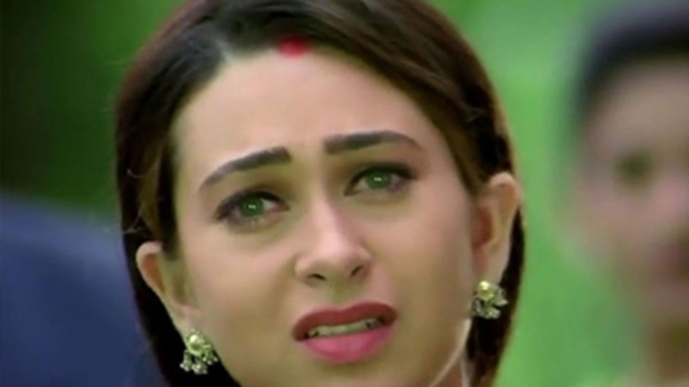 করিশ্মা তখন ইন্ডাস্ট্রির সুপারস্টার। অন্য দিকে অভিষেক তখনও কেরিয়ার শুরু করেননি। তাই মেয়ের বিবাহিত জীবন নিয়ে দুশ্চিন্তা করছিলেন ববিতা। অভিষেকের নামে ঠিক কী কী সম্পত্তি করা হবে তা বিয়ের আগেই জানতে চাইছিলেন ববিতা।