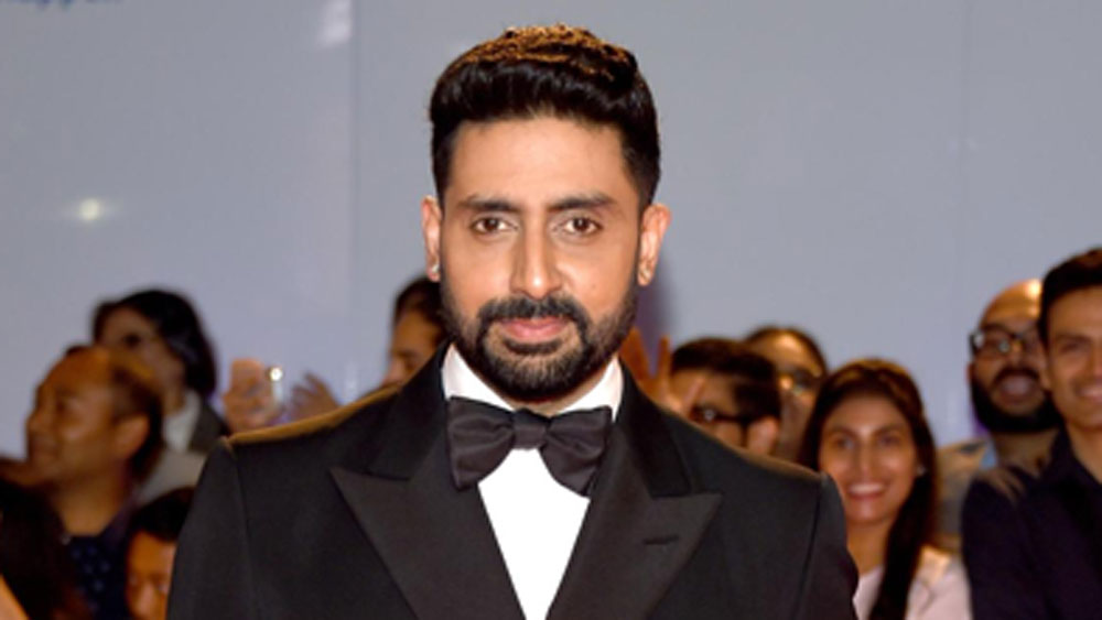 অভিষেকের সঙ্গে ক্রমে তাঁর বন্ধুত্ব ঘনিষ্ঠতায় পরিণত হয়। তাঁদের বিয়েও প্রায় পাকা হয়ে গিয়েছিল। কিন্তু করিশ্মার মা ববিতার জন্যই তাঁদের বিয়ে ভেঙে যায়।