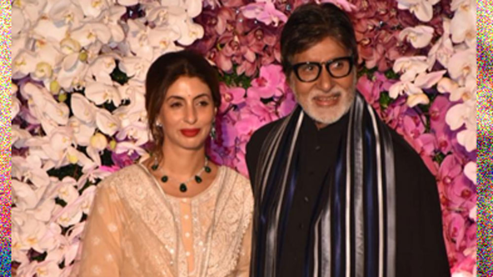 তার পর অভিষেক বচ্চনের সঙ্গে তাঁর সম্পর্কের কথা সামনে আসে। করিশ্মার বাবা বচ্চন পরিবারের বন্ধু ছিলেন। অমিতাভ বচ্চনের মেয়ের বিয়েতে সপরিবার আমন্ত্রিত ছিলেন রণধীর। সেখানেই অভিষেকের সঙ্গে বন্ধুত্ব তৈরি হয় করিশ্মার।