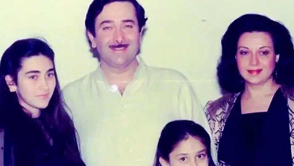 কপূর পরিবারের রীতি মেনে বিয়ের পর অভিনয় থেকে সরে এসেছিলেন ববিতা। তিনি চেয়েছিলেন তাঁর মেয়ারাও তাঁর মতো অভিনয়ে আসুক। কিন্তু কপূর পরিবার তা মানতে চায়নি। বিশেষ করে এই নিয়ে ববিতার সঙ্গে রণধীরের রোজকার ঝামেলা লেগেই থাকত।