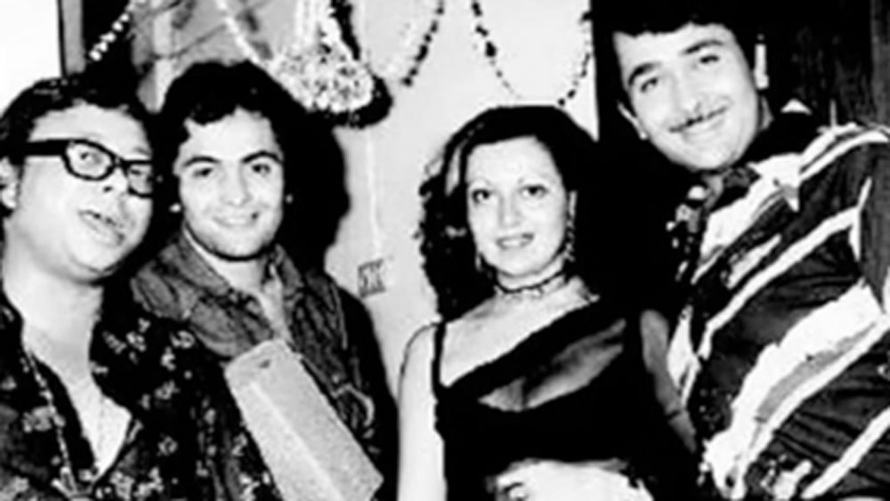 অর্থের খুব একটা সমস্যা ছিল না কপূর পরিবারে। কিন্তু প্রতি মাসের নির্দিষ্ট উপার্জন যদি কমে আসে, তা হলে কিছুটা হলেও সমস্যায় পড়তে তো হয়ই। করিশ্মাদেরও তাই হয়েছিল।