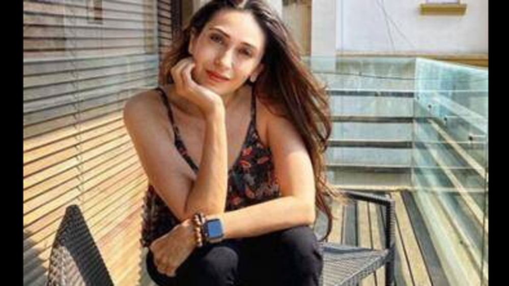 রণধীর কপূর এবং ববিতার বড় মেয়ে করিশ্মা। কপূর পরিবারের মেয়ে এবং পুত্রবধূরা কখনও ফিল্মে আসেন না। অলিখিত ভাবে এ রকম একটা নিয়ম চলছে বহু দিন ধরেই। করিশ্মা যখন ১৫-১৬ বছরের, তাঁর বাবার কেরিয়ার মুখ থুবড়ে পড়তে শুরু করে।