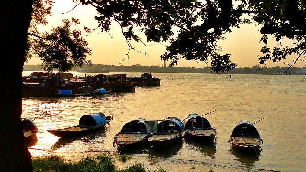 ৩। রাজচন্দ্রের জন্ম ১৭৮৮ খ্রিস্টাব্দে। অত্যন্ত সাধারণ পরিবার থেকে তাঁদের উত্তরণ হয়েছিল জমিদারির স্তরে। রাজচন্দ্রের ঠাকুরদা কৃষ্ণরাম ছিলেন বাঁশের ব্যবসায়ী। তাঁর উপাধি হয়েছিল ‘মাড়’। তাঁর ছেলে প্রীতিরাম কাস্টমস হাউসে চাকরি করতেন। পাশাপাশি চালের ব্যবসাও শুরু করেছিলেন।