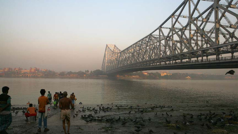 ৪। দাস পরিবার কিন্তু প্রথম থেকেই কলকাতার বাসিন্দা নন। তাঁদের আদি বাস ছিল হাওড়ার খোসালপুর গ্রামে। কৃষ্ণরাম দাসের বোন বিন্দুবালা দাসীর বিয়ে হয়েছিল কলকাতার জানবাজারের জমিদার মান্না পরিবারে। পিসির বিয়ের পরে সম্পর্কের সূত্রে তাঁর শ্বশুরবাড়িতে দুই ভাইকে নিয়ে থাকতে আসেন প্রীতিরাম।