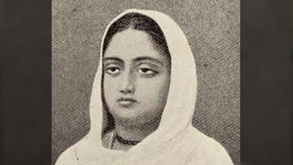 ৬। প্রথম দুই স্ত্রীর অকালমৃত্যুর পরে রাসমণিকে বিয়ে করেন রাজচন্দ্র, ১৮০৪ খ্রিস্টাব্দে। রাসমণিকে তাঁর মা আদর করে ‘রানি’ সম্বোধন করতেন। পরে কাজের সূত্রেও তাঁর নামের পাশে ‘রানি’ উপাধি থেকে যায় চিরকালীন ভাবেই। স্বামীর মৃত্যুর পরে জমিদারির রাশ চলে যায় রাসমণির হাতে। সময়ের সঙ্গে সঙ্গে ‘জমিদারগিন্নি’ থেকে তাঁর উত্তরণ হয় আক্ষরিক অর্থেই ‘রানি’-র উচ্চতায়।