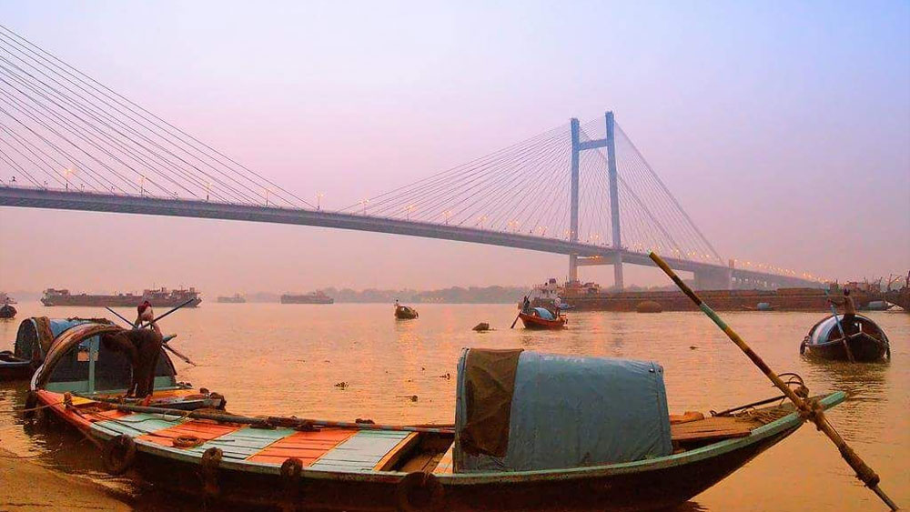 ৮। ‘বাবু রাজচন্দ্র দাসের ঘাট’ বা ‘বাবুঘাট’ ছাড়াও তিনি তৈরি করিয়েছিলেন হাটখোলার ঘাট। স্নানার্থী এবং পুণ্যার্থীদের বাবুঘাটে পৌঁছনর জন্য তিনি চৌরঙ্গি থেকে চওড়া রাজপথ তৈরি করান। পরে সে পথের নাম হয় অকল্যান্ড রোড। এখন সে পথকে আমরা চিনি রানি রাসমণি অ্যাভিনিউ নামে।