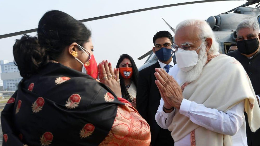 ২৩ জানুয়ারি কলকাতায় প্রধানমন্ত্রী নরেন্দ্র মোদীকে স্বাগত জানাতে যান বৈশাখী বন্দ্যোপাধ্যায়।