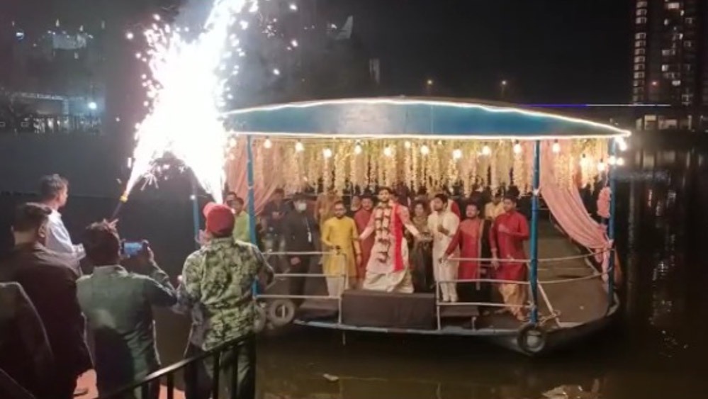কনেপক্ষের আদরে আপ্লুত নীল। বিয়ে করার আনন্দে নাচতে নাচতে অনুষ্ঠান স্থলে ঢুকলেন অভিনেতা। শুধু কি তাই! গাড়ি থেকে নেমে নৌকায় ভেসে বিয়ের মঞ্চে পৌঁছলেন নীল। মঞ্চে ওঠার আগে ফাটানো হল আতসবাজিও।