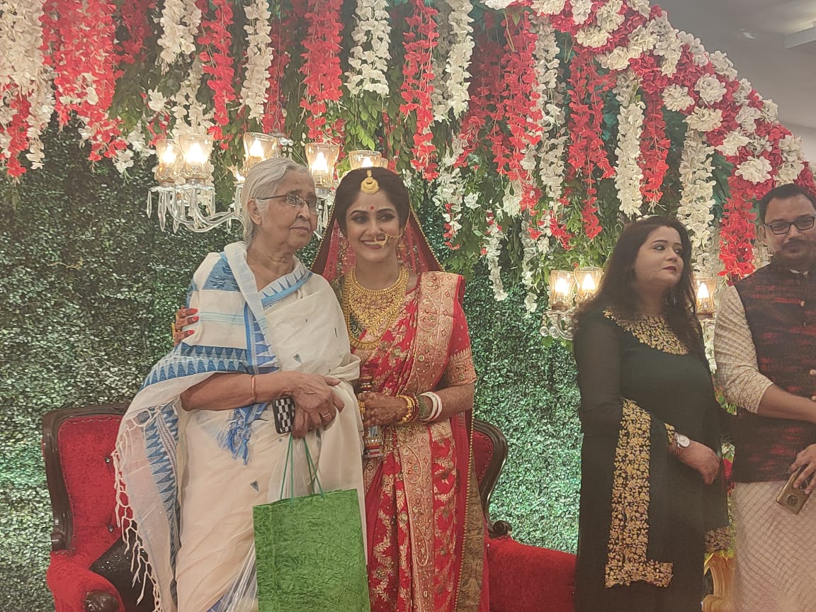 সাবেক বাঙালি কনের সাজে সেজেছিলেন তৃণা। লাল বেনারসি, কপালে চন্দন, সোনার গয়নায় অপরূপ কনে। আর নীলের পরনে ছিল বাঙালি ধুতি-পাঞ্জাবি। আর মুখে ছিল এক ঘর আনন্দ আর উত্তেজনা।