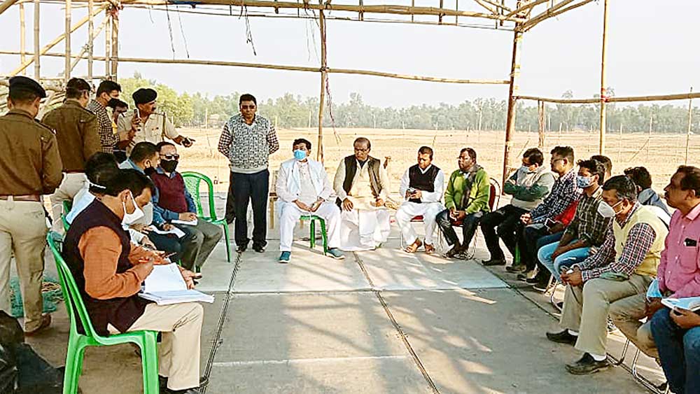  দইসাইয়ে অভিষেকের সভাস্থল এ দিন পরিদর্শন করেন জেলা তৃণমূল নেতৃত্ব। নিজস্ব চিত্র।