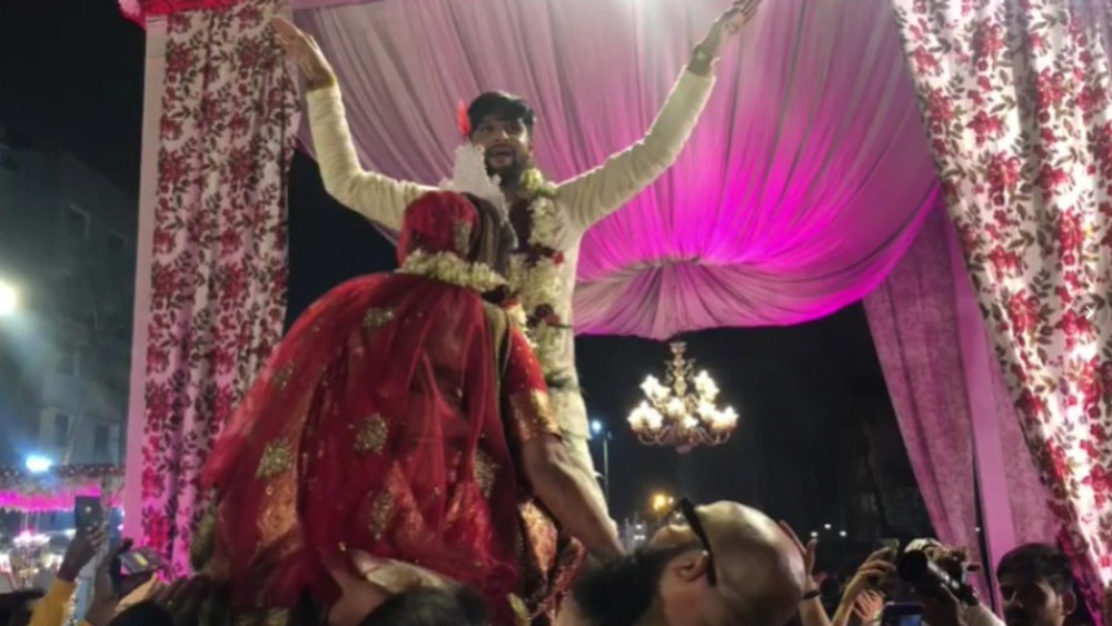 পান পাতা সরিয়ে বর-কনের শুভদৃষ্টি সম্পন্ন হল। তার পর শুরু হল প্রতিযোগিতা। কে কত উঁচুতে উঠতে পারে! কিন্তু কনেপক্ষের দাদারা এখানে হার মানত বাধ্য হলেন। বরপক্ষের সাহায্যে নীল প্রায় মণ্ডপের মাথা ছুঁয়ে ফেলেছিলেন। কিন্তু পিঁড়িতে বসে ভয় পেয়ে গিয়েছিলেন তৃণা। ‘বর বড় না বউ বড়’ খেলতে গিয়ে কনে পিঁড়ি থেকে পড়ে যাওয়ার মতো অবস্থা তৈরি হয়েছিল প্রায়।