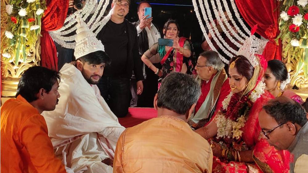 তার মধ্যেই মালা বদল পর্ব শেষ হল ধুমধামে। ফের মন্ত্র পড়লেন পুরোহিত। বর-কনের হাতে হাত, চলতে থাকল বিয়ে রীতি। পরিবারের উপস্থিতিতে ‘বিয়ে সম্পন্ন হইল’ উচ্চারণ পুরোহিতের।