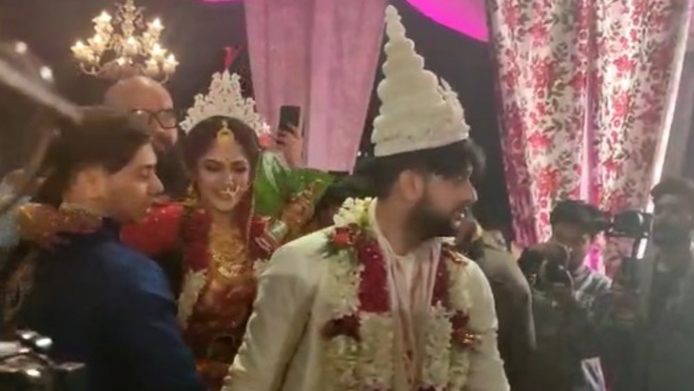 আশীর্বাদ পর্ব শেষ হতেই আরম্ভ হল বিয়ের মূল রীতিগুলি। পান পাতায় মুখ ঢেকে পিঁড়িতে বসে কনে এলেন মণ্ডপে। আর তার পর থেকে বরের ‌উত্তেজনা সপ্তম সুরে। নীলের চারপাশে ৭ বার ঘোরানো হল তৃণাকে। আবহে চলছে উলু ধ্বনি ও হই-হুল্লোড়। কিন্তু সকলের গলা ছাপিয়ে নীলের চিৎকার ভেসে এল। খোদ বর উলু ধ্বনি দিতে শুরু করলেন। পাক গোনাতেও অংশগ্রহণ নীলের।