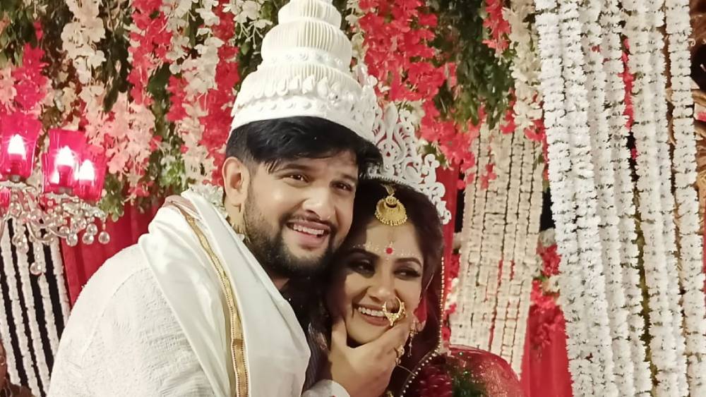 এ ছাড়া তপসিয়ার ‘গ্রিন অর্কিড’-এ ভিড় জমিয়েছিলেন বর ও কনের পরিবার ও আত্মীয় সজন। জমজমাট এই বিয়ের সাক্ষী থাকল আনন্দবাজার ডিজিটাল।  