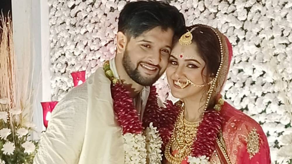 বিয়ে করে আনন্দে আত্মহারা ‘তৃনীল’। সারা কলকাতা সাক্ষী থাকল এই রাজকীয় বিয়ের। রাজনীতি থেকে চলচ্চিত্র জগত— সকলের উপস্থিতিতে এক হল চার হাত। শুরু হল বর-কনের নতুন পথ চলা।