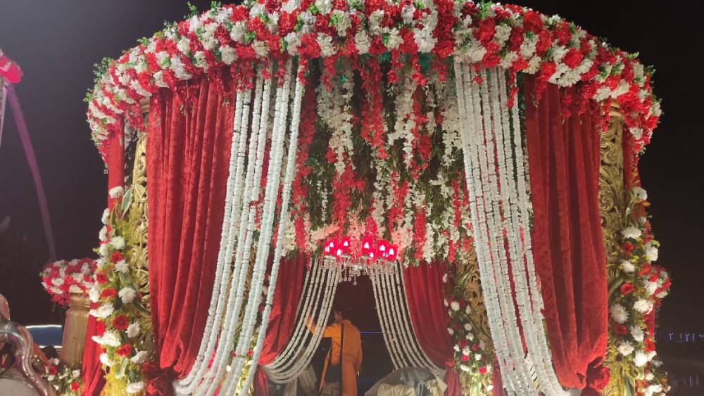 টেলি পাড়ার ফিল্মি জুটির জমজমাট বিয়েতে আরও জৌলুস এলে দিলেন সমাজের বিভিন্ন ক্ষেত্রের নক্ষত্ররা। সকলেই ধরা পড়লেন আনন্দবাজার ডিজিটালের লেন্সে।