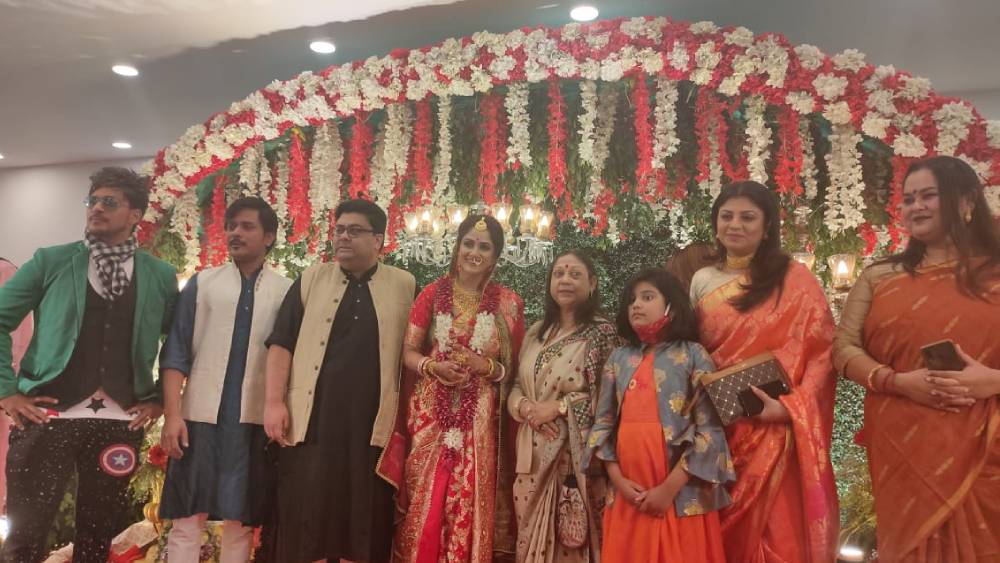 বিয়ের অন্যতম আকর্ষণ ‘খড়কুটো’ পরিবার। পুটু পিসি (সোহিনী সেনগুপ্ত), পটকা (অম্বরীশ ভট্টাচার্য), রূপাঞ্জন (রাজা গোস্বামী), ঋজু (দেবোত্তম মজুমদার), মিষ্টি (রাজন্যা ঘোষ) আর বড় মা (রত্না ঘোষাল), পটকার স্ত্রী (জয়শ্রী মুখোপাধ্যায়)-কে নিয়ে মাতামাতি বিয়েবাড়িতে। গুনগুনের বিয়েতে তাঁর পরিবার উপস্থিত থাকবে না তা তো হতেই পারে না। 