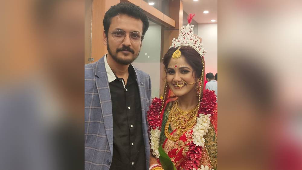 এলেন অভিনেতা কৌশিক রায়। পর্দার বিখ্যাত জুটি ‘সৌগুন’-এর খুনসুটিও ধরা পড়ল ক্যামেরায়। সিরিয়ালের বরের পাশে দাঁড়িয়ে ছবিও তুললেন এ দিনের কনে তৃণা সাহা।