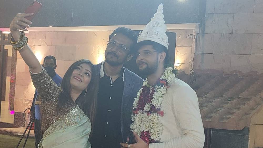 চোখে পড়ল তৃণার দুই বরের রসায়নও। নিজস্বী থেকে তোলা থেকে শুরু করে আড্ডায় মাতলেন কৌশিক রায় ও নীল ভট্টাচার্য। তাঁদের সঙ্গ দিলেন ‘খড়কুটো’-র খলনায়িকা তিন্নি দিদিও (রুকমা রায়)।