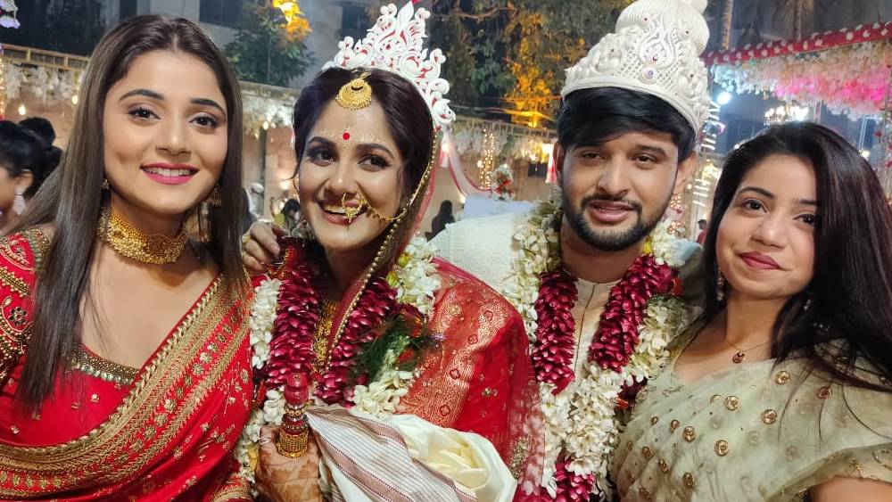 উপস্থিত ছিলেন ‘খড়কুটো’-র আরও দুই অভিনেত্রী। লাল শাড়িতে চিনি দিদি (প্রিয়ঙ্কা মিত্র) ও হালকা শেওলা রঙের শাড়িতে সাজি (সোনাল মিশ্র)। দুই ননদের সঙ্গে ছবি তুললেন তৃণা। পাশে বর নীল ভট্টাচার্য।