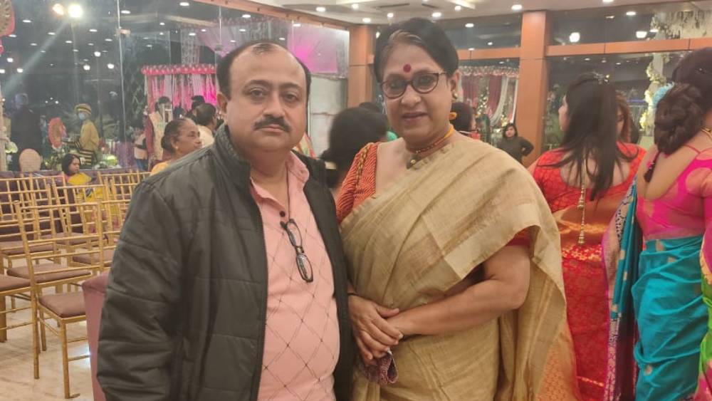 কেবল টেলি পাড়া নয়৷ বড় পর্দার বিশেষ বিশেষ তারকারাও উপস্থিত এই বিয়েতে। পরিচালক ও প্রযোজক সুদেষ্ণা রায় ও অভিজিৎ গুহ এসেছিলেন বর-কনেকে আশীর্বাদ করতে। সোনালি রঙের শাড়িতে সুদেষ্ণা রায়। অভিজিৎ গুহর পরনে গোলাপি টি-শার্ট, কালো জ্যাকেট। 