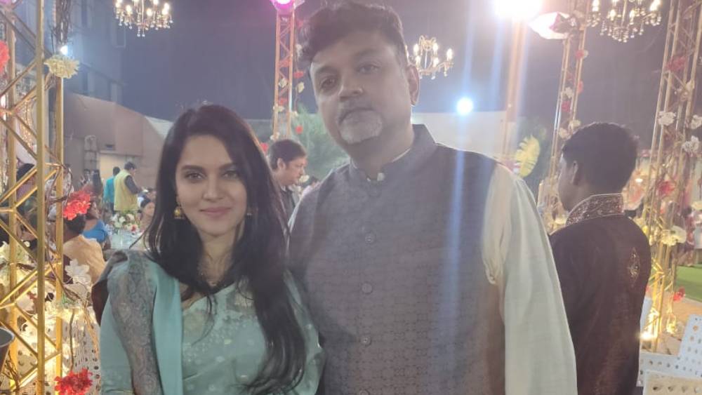 ‘খড়কুটো’ সিরিয়ালের অভিনেতা ও অভিনেত্রীদের সঙ্গে খেতে বসেছেন আর এক তারকা জুটি সৃজিত মুখোপাধ্যায় ও রফিয়াত রাসিদ মিথিলা। পরিচালকের পরনে ঘিয়ে রঙের পাঞ্জাবি, খয়েরি জহরকোট। সঙ্গে আকাশি রঙের শাড়ি, খোলা চুল, হালকা গোলাপি লিপস্টিকে স্ত্রী মিথিলা।