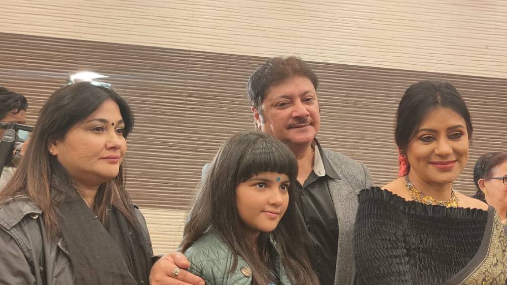 ‘গুনগুনের বাবা’ অভিনেতা অভিষেক চট্টোপাধ্যায় তাঁর পরিবারের সঙ্গে হাজির হয়েছিলেন নীল-তৃণার বিয়েতে। ডান পাশে ‘গুনগুনের পিসি’ সুচিস্মিতা চৌধুরী।