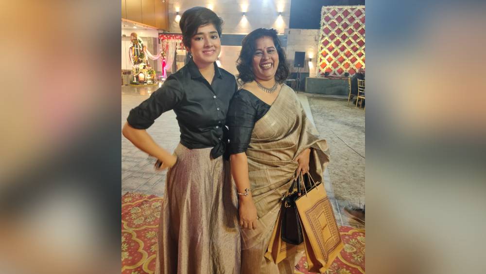 রাতের দিকে মায়ের সঙ্গে দিতিপ্রিয়া রায় অনুষ্ঠানে পৌঁছলেন। কালো টপ আর সিল্কের স্কার্টে এক্কেবারে অন্য রকম সাজ রানিমার। বিয়ের জৌলুসে আরও একটু রসদ পড়ল তাঁর আগমনে।