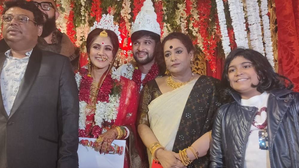 বিয়ের শেষে প্রযোজক ও লেখিকা লীনা গঙ্গোপাধ্যায় ও তাঁর পরিবারের সঙ্গে ছবি তুললেন গুনগুন ও নিখিল।