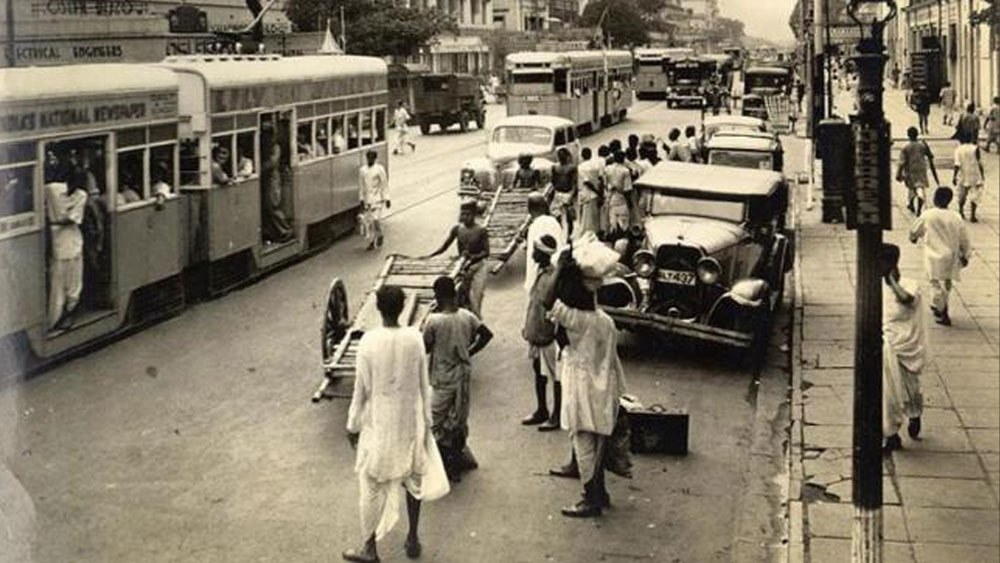 মোটরগাড়ি প্রথম থেকেই ব্যক্তিগত। ভাড়া বা ঠিকা মোটরগাড়ি তখনও ভবিষ্যতের গর্ভে। তাই, ব্যক্তিগত মোটরগাড়ি প্রথম থেকেই ছিল ধনীদের পছন্দের তালিকায়। ফলে পালকির দিন ফুরিয়ে এল। মোটরগাড়ির ধোঁয়ায় হারিয়ে গেল ‘হুন হুন না’ ছন্দ।