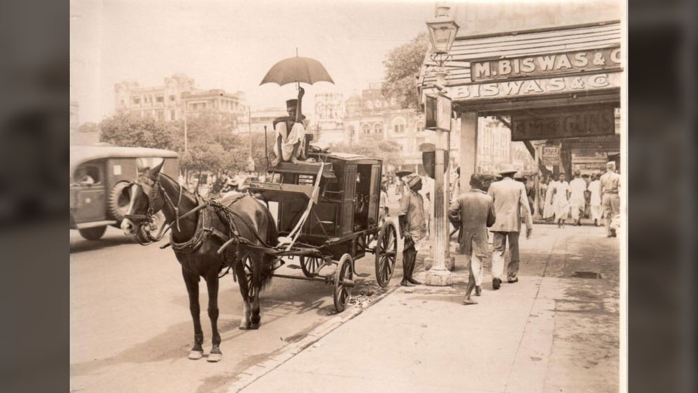 এর পর এল ঘোড়ার গাড়ি। তার সঙ্গেও পালকি পাল্লা দিয়েছিল। তার পর ঘোড়ায় টানা ট্রামের পাশেও প্রতিযোগিতা থেকে হারিয়ে যায়নি চতুর্দোলা। কারণ এই দু’টি বাহনই ব্যক্তিগত মালিকানার পাশাপাশি ঠিকাও ছিল। কিন্তু তাদের পরে যা এল, সেই মোটরগাড়ির সঙ্গে টেক্কা দেওয়া গেল না।