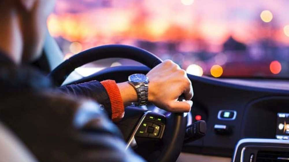 বেতের বোনা নিজস্ব পালকিতে থাকত গদি। আরোহীর পিঠের দিকে এবং দু’পাশে থাকত নরম তাকিয়া। ভাড়া পালকিতে গদি-তাকিয়া মোড়া থাকত খুব সরু কাঠির মাদুর অথবা শীতলপাটি দিয়ে। ব্যক্তিগত পালকিতে সে জায়গা নিত মরক্কো চামড়া। পালকির সাজ কেমন হবে, তার জন্যেও লাগত অনুমতি। ব্রিটিশ জমানা শুরুর আগে মুঘলদের অনুমতি সাপেক্ষে সমাজের বিশিষ্ট অভিজাতরা ব্যবহার করতেন রেশমের ঝালর লাগানো পালকি।