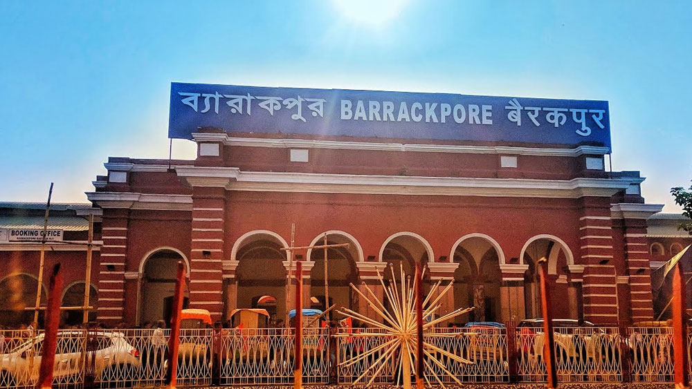 সেনাছাউনি হওয়ার জন্য ব্যারাকপুরে কম্যান্ডার-ইন-চিফ-এর একটি বাড়ি ছিল। কিন্তু ওয়েলেসলির সেটিকে নিতান্ত মামুলি বলে মনে হয়েছিল। তিনি সেটিকে ভেঙে নতুন বাংলো তৈরি করান ১৮০৮ খ্রিস্টাব্দে। পাশাপাশি একটি বিশাল প্রাসাদও তিনি তৈরি করিয়েছিলেন।