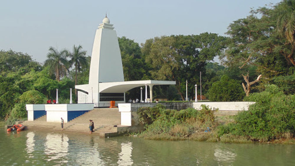সেই প্রাসাদের ভিতটুকু পর্যন্ত তৈরি হয়েছিল মাত্র। তার পর খরচ দেখে ভয় পেয়ে যান ইস্ট ইন্ডিয়া কোম্পানির কর্তারা। ১৮০৫ খ্রিস্টাব্দে শেষ হল ওয়েলেসলির কার্যকালের মেয়াদ। তত দিনে ব্যারাকপুরে শোভা পাচ্ছে তাঁর তৈরি বাংলো নামক প্রাসাদ এবং ২৫০ একর জমির উপরে বাগান ও চিড়িয়াখানা।