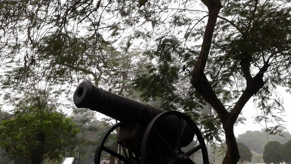 তাঁর দ্বিতীয় প্রাসাদটি অসমাপ্তই থেকে যায়। পরবর্তী লাটসাহেবরা থাকতেন বাংলো থেকে প্রাসাদে রূপান্তরিত হওয়া বাড়িতেই। সিপাহি বিদ্রোহের আগুন জ্বললেও ব্যারাকপুর বরাবরই সাহেবদের প্রিয় অবসরযাপনের জায়গা ছিল। সপ্তাহান্তে ছুটি থেকে মধুচন্দ্রিমা— ব্যারাকপুর ছিল সাহেবদের পছন্দতালিকার শীর্ষে। লেডি ক্যানিং প্রয়াত হয়েছিলেন এখানেই। তাঁর শেষশয্যাও রয়েছে এই প্রিয় গন্তব্যেই।