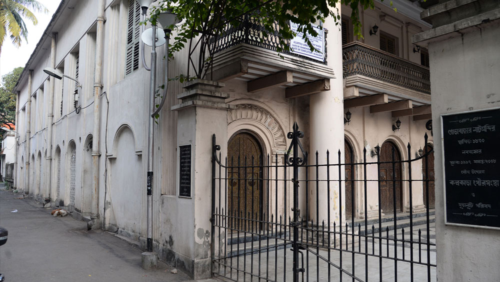 ২। ১৬৯০ খ্রিস্টাব্দে তাঁর জন্ম মুর্শিদাবাদে। তখন অবশ্য গঙ্গার তীরে এই জনপদের নাম ছিল মকসুদাবাদ। পরে বসাক পরিবার তাঁদের ভদ্রাসন ছেড়ে চলে যান হুগলির সপ্তগ্রামে।