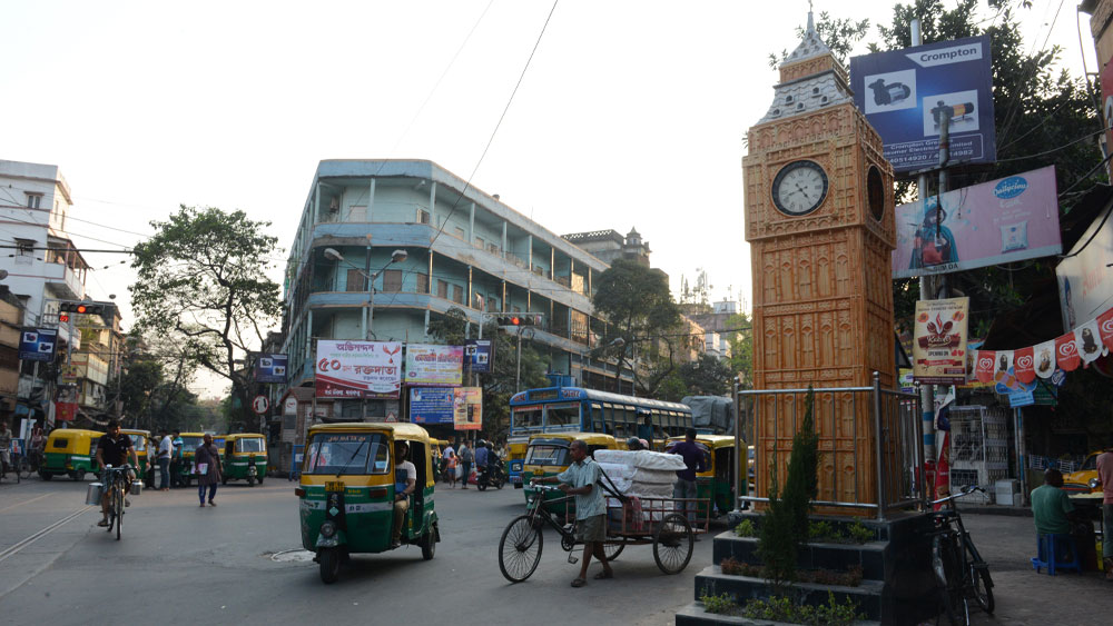 ৪। অষ্টাদশ শতকে গোবিন্দপুর, সুতানটী ও কলকাতা, এই তিন জনপদের মধ্যে প্রথমটিতেই থাকতেন শ্রেষ্ঠীরা। পরে ব্রিটিশরা তাদের দুর্গের (ফোর্ট উইলিয়াম) জন্য গোবিন্দপুরকে পছন্দ করে। তাদের দুর্গের জন্য জমি দিতে শোভারাম সপরিবারে উঠে যান বড়বাজারে।