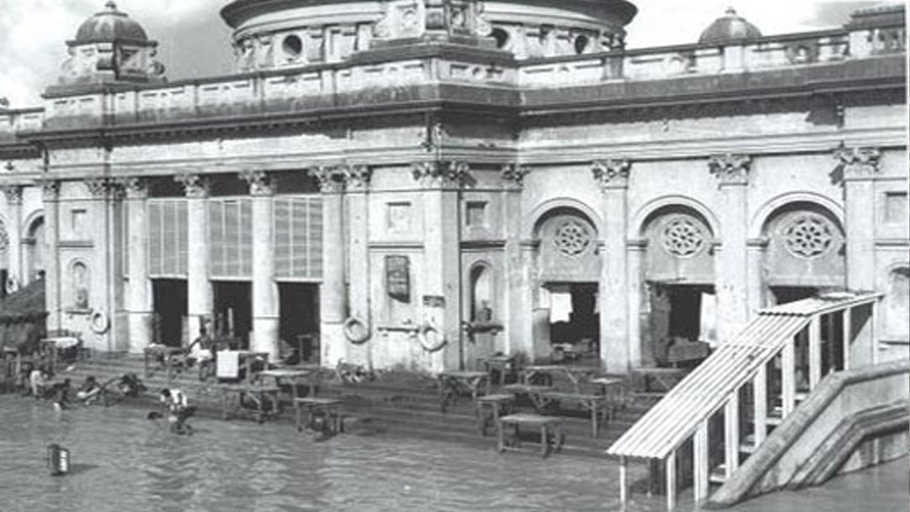 ৮। বলা হয়, বৈষ্ণব ব্যবসায়ী শোভারাম গোপল জীউ এবং শ্যামচাঁদ ঠাকুর রূপেও কৃষ্ণের সেবা করতেন। তাঁর আরাধ্য দেবতার নামেই নামকরণ হয় ‘শ্যামবাজার’। পরে ব্রিটিশরা এর নতুন নাম রাখেন ‘চার্লস বাজার’। কিন্তু ব্রিটিশদের সঙ্গে সুসম্পর্কের সুবাদে সে নাম পাল্টাতেও শোভারামের সমস্যা হয়নি।