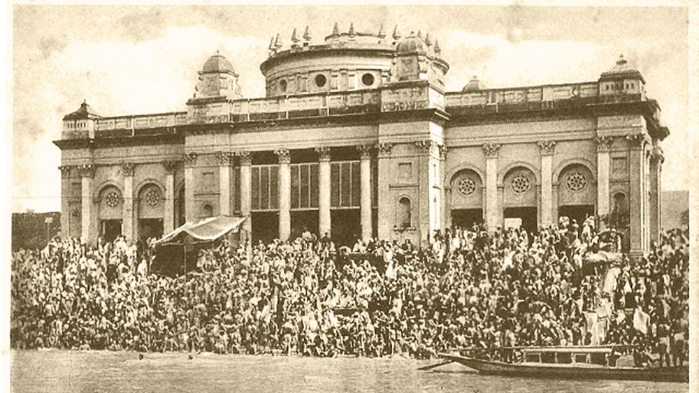 ১০। তবে খ্যাতির পাশাপাশি বিতর্কের ভাগীদারও হতে হয়েছে তাঁকে। ১৭৫৭ খ্রিস্টাব্দে সিরাজদৌল্লার হাত থেকে কলকাতাকে আবার উদ্ধার করে ব্রিটিশ বাহিনী। পলাশির যুদ্ধের পরে মীরজাফরকে পুতুল-নবাব বানিয়ে হিসেবহীন অর্থ আদায় করত ব্রিটিশরা। শোনা যায়, দেশীয় প্রজাদের ক্ষতিপূরণের জন্য মোট ৩০ লক্ষ টাকা এসেছিল মীরজাফরের কোষাগার থেকে।