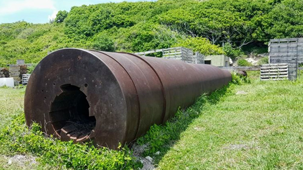 পাঁচের দশকের শেষের দিকে কানাডার প্রতিরক্ষা বাহিনীর পরীক্ষাগারে সুপারগান বানানোর প্রক্রিয়া শুরু করে দেন তিনি। এই খবর দ্রুত পৌঁছে যায় আমেরিকার ব্যালিস্টিক পরীক্ষাকেন্দ্রে।