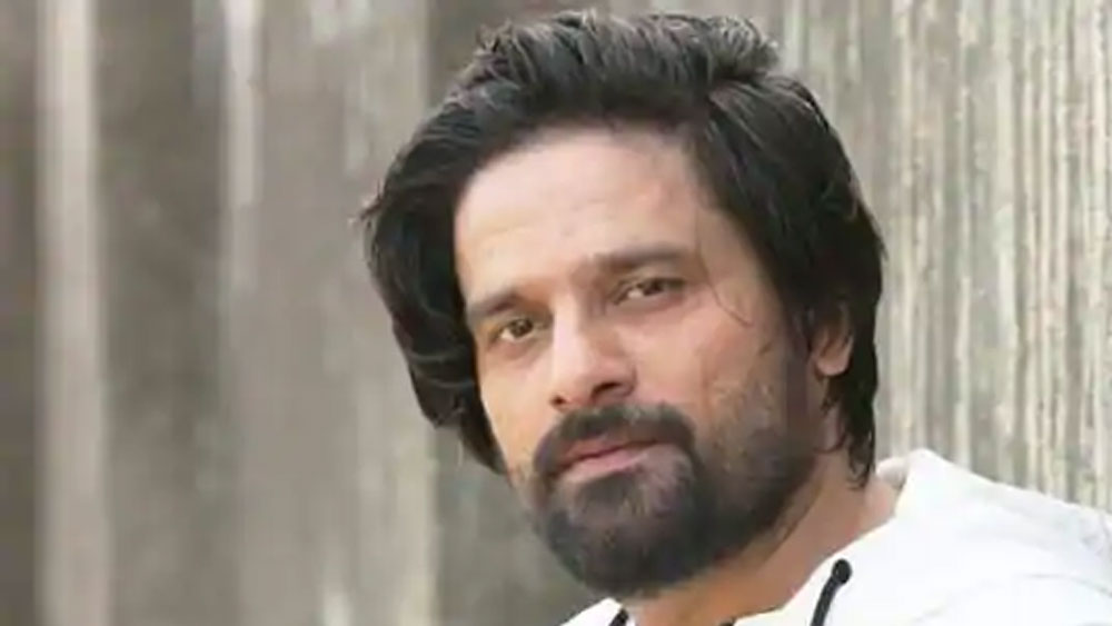 কর্মজীবন যতটাই অ্যাকশনে ভরা তাঁর ব্যক্তিগত জীবন ততটাই শান্ত। তাঁর বাবা ছিলেন পেশায় স্কুল শিক্ষক। অত্যন্ত মধ্যবিত্ত পরিবারে বড় হয়েছেন তিনি।