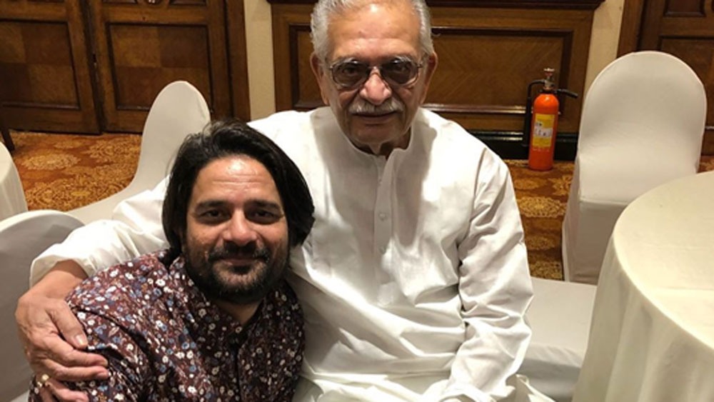 ছোট থেকেই মঞ্চাভিনেতা হিসাবে সুনাম ছিল তাঁর। সেই ভালবাসাই শেষ পর্যন্ত মুম্বইয়ে টেনে নিয়ে আসে তাঁকে। তার পর আর পিছন ফিরতে হয়নি।