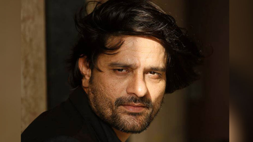 কিন্তু বিধাতা তাঁর জন্য আলাদা কিছুই লিখে রেখেছিলেন। তাই শত চেষ্টার পরও সেনাবাহিনীতে যোগ দিতে পারলেন না। বরং হয়ে উঠলেন এক জন অভিনেতা।