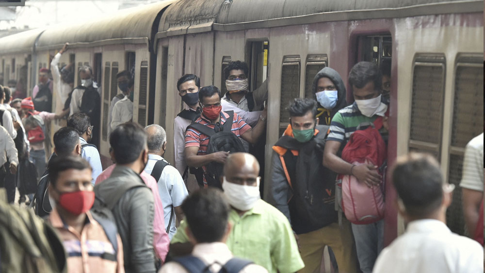 মাস্ক পরতে কেউ ভুলছেন না। -ফাইল ছবি।